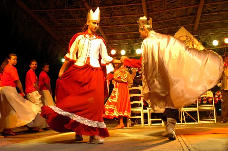 Dança típica em comemoração à Cacçada da Rainha
