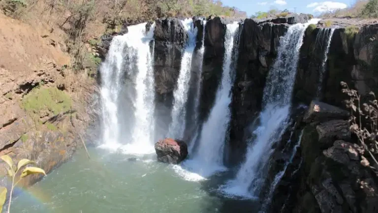 cachoeira do cantnho vista pelo margem de niquelândia