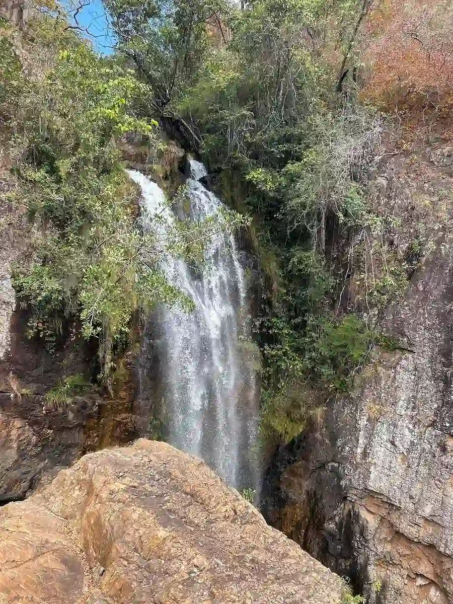 cachoeira do encontro no complexo macaquihos vista de cima da trilha