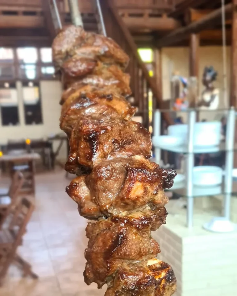 espeto de carne no restaurante chapéu de sol