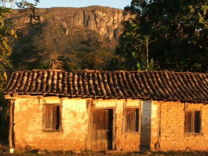 Casa antiga, abandonada, na Vila de Forte