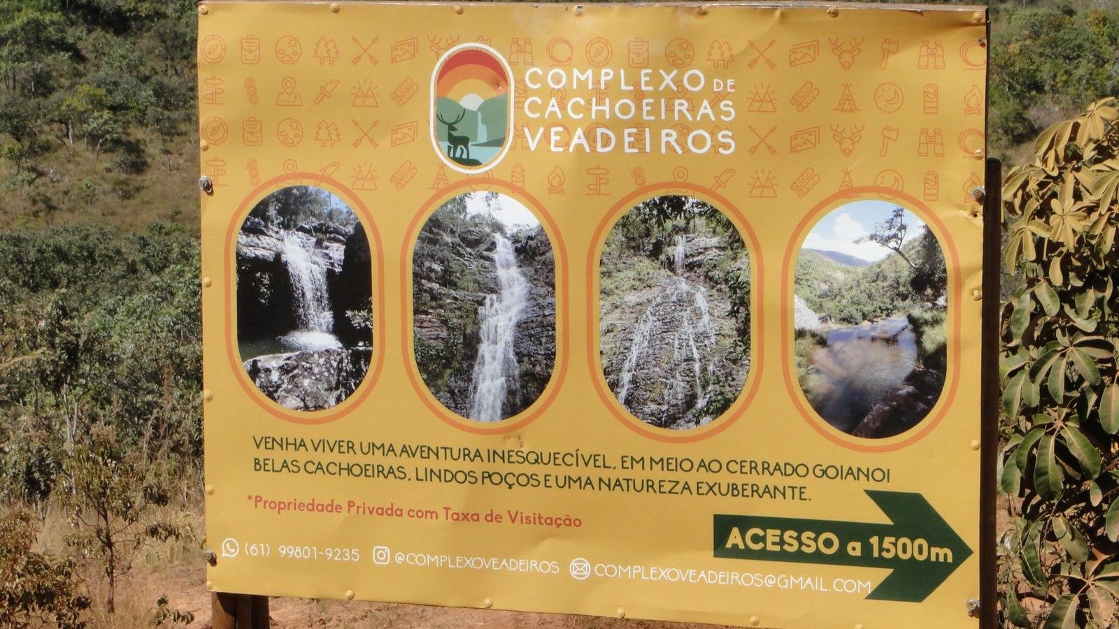 Placa de acesso ao Complexo Veadeiros, em São João d'Aliança