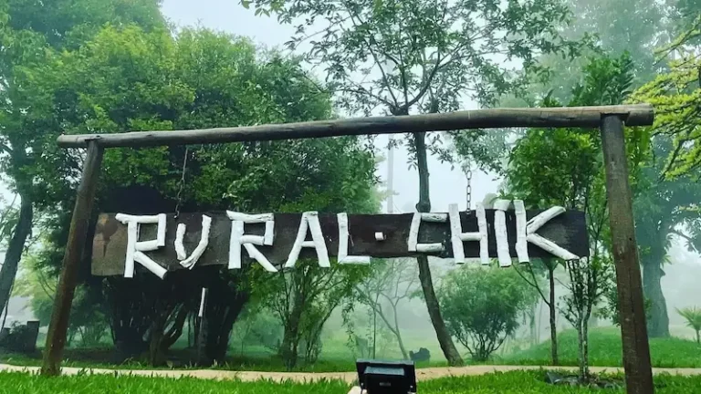 letreiro de entrada da pousada rural chik, em são joão d'alinaça