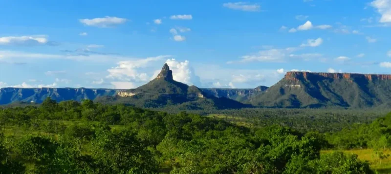 Serra Geral de Goiás, ao fundo, em primeiro plano, o Morro do moleque
