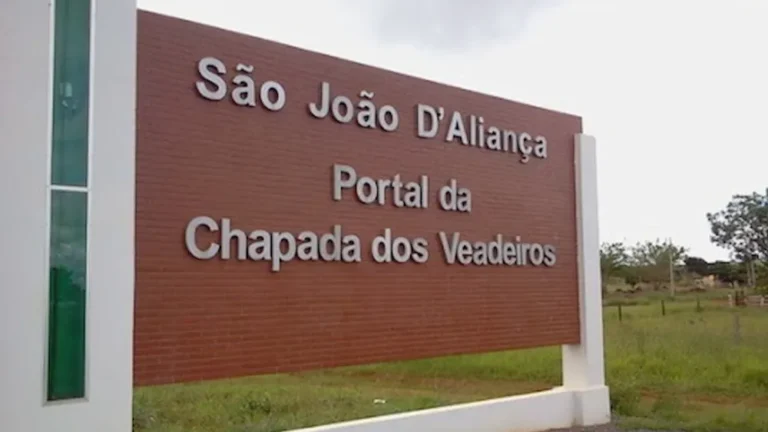 Placa de acesso à cidade de São João d'Aliança